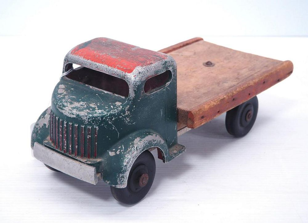 Lot 47: Smith Miller 1940's Ford Flat Bed Truck