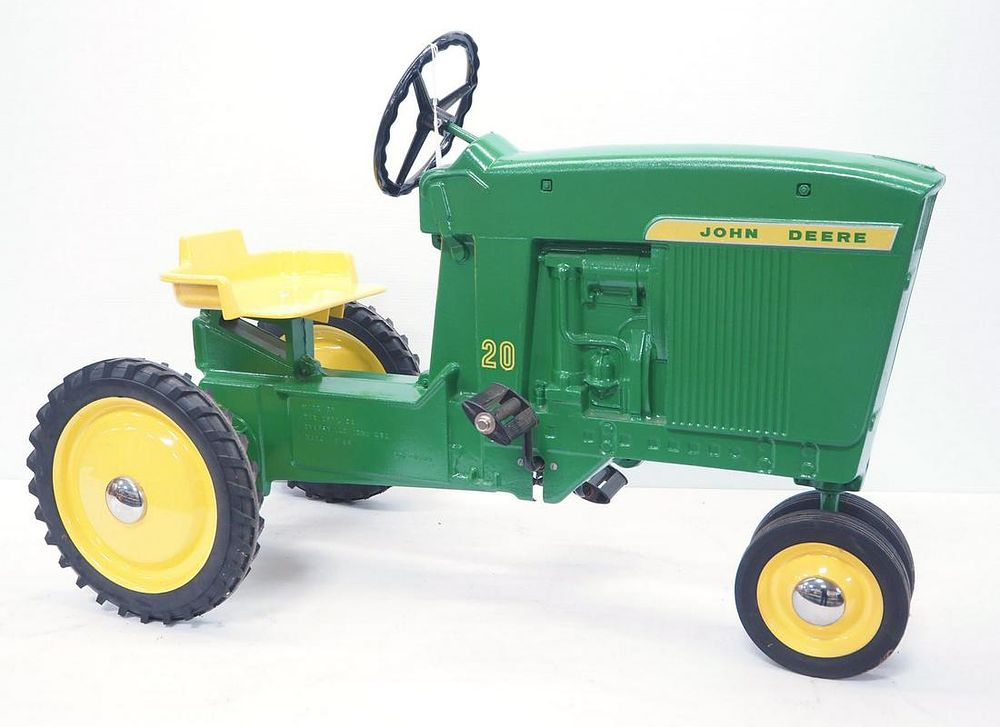 Lot 180: Ertl John Deere 20 Pedal Tractor