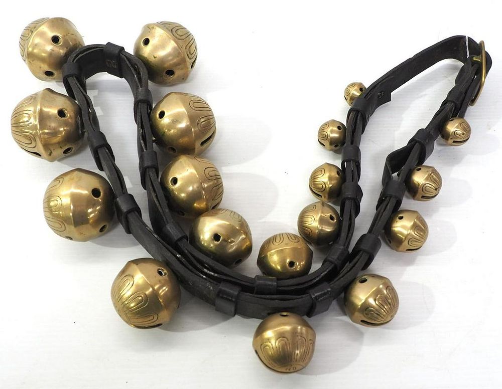 Lot 564: Strap of 18 brass sleigh bells up to size 18