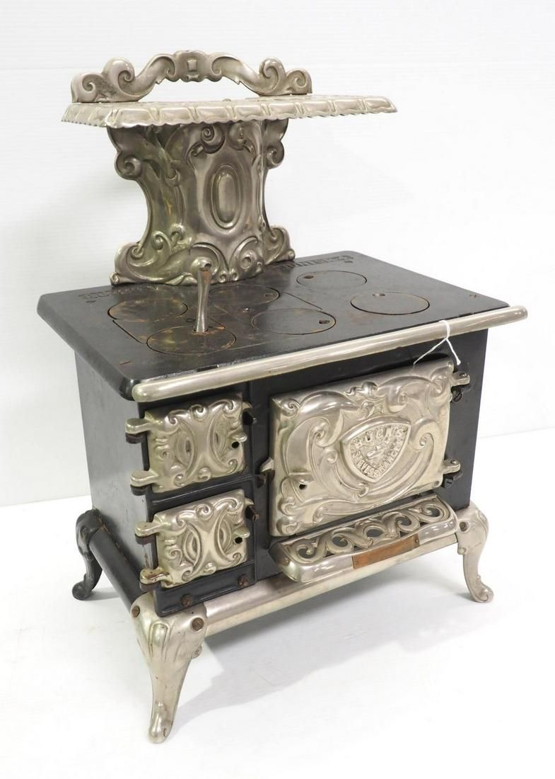 Lot 696: Salesman sample Buck Jr. No.4 kitchen stove