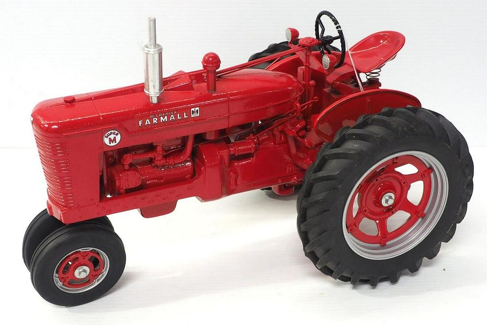 Lot 697: 1/8 scale Farmall Super M Tractor
