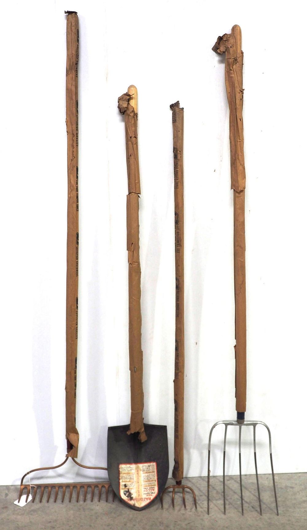 Lot 830: (4) NOS True Temper tools