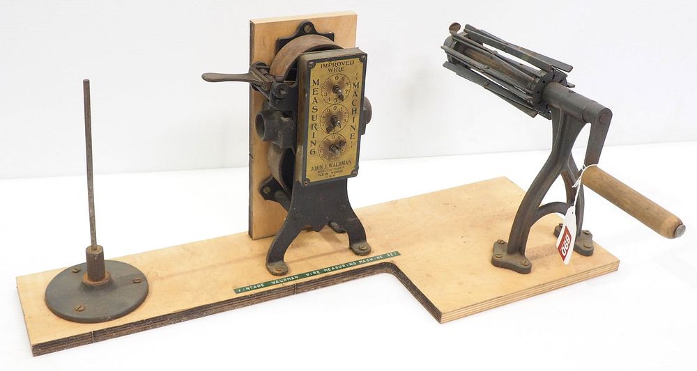 Lot 890: Hand-crank wire measuring machine