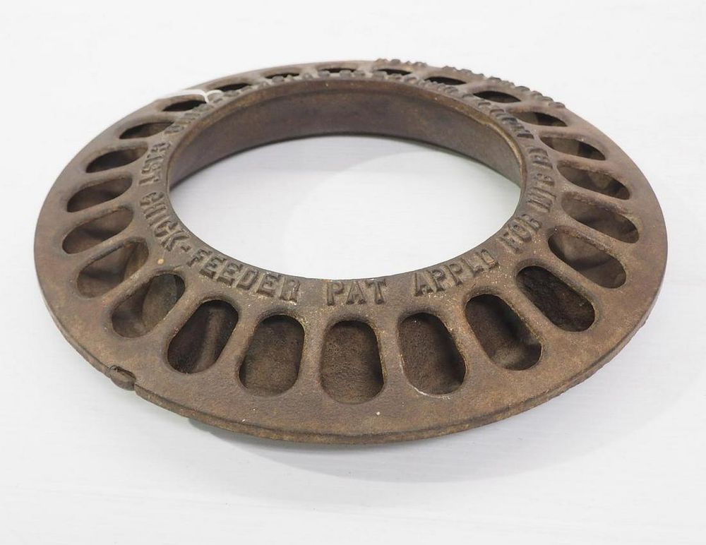 Lot 1031: Cast iron round Chick-O-Ring chick feeder