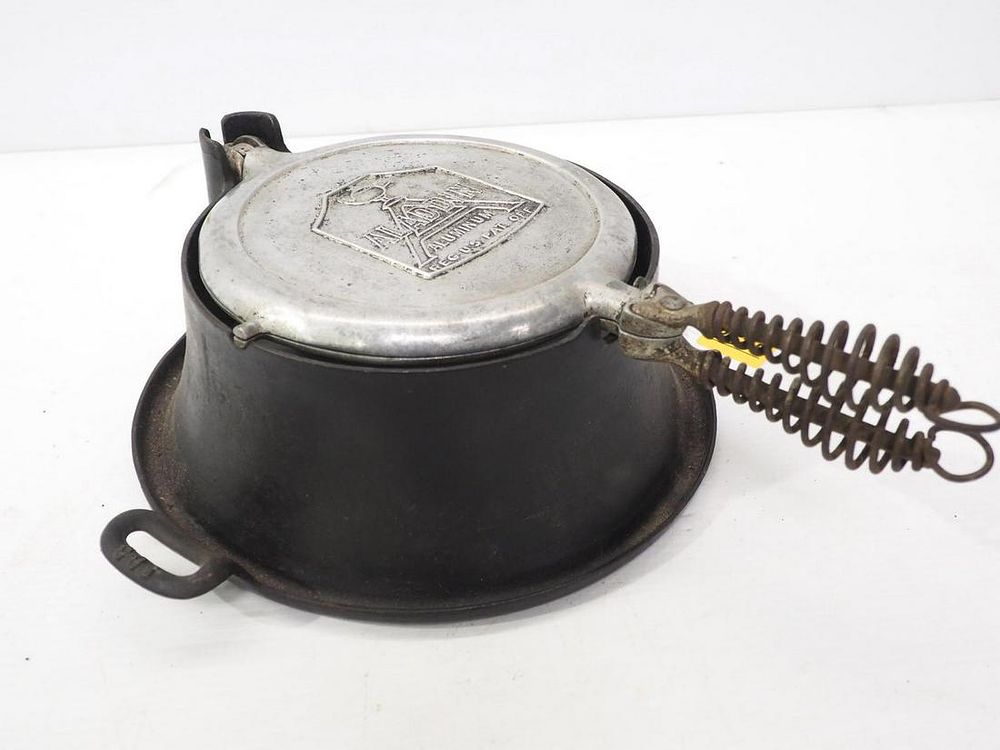 Lot 2535: Aladdin Aluminum waffle iron