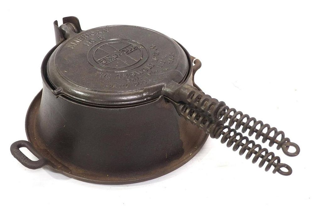 Lot 2542: Griswold No.8 cast iron waffle iron