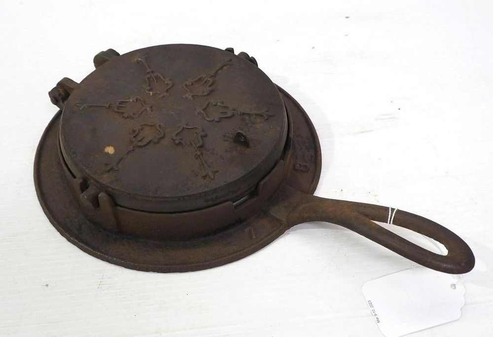 Lot 2550: Cast iron waffle iron marked 7 & 8