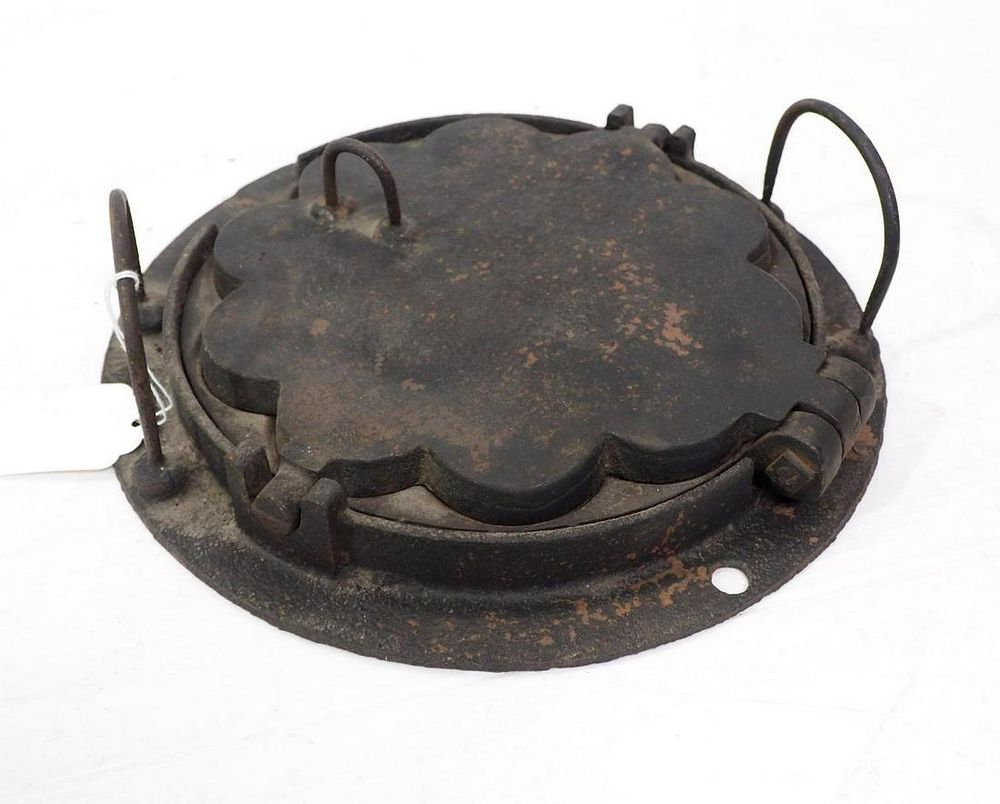 Lot 2560: Heart-shaped cast iron waffle iron