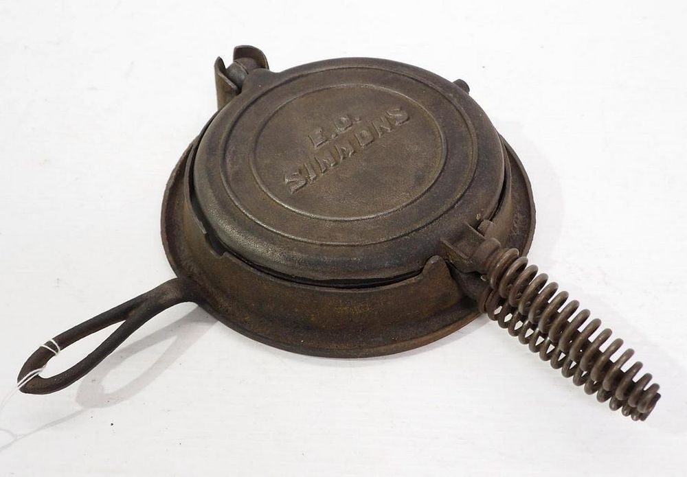 Lot 2562: E.C. Simmons cast iron waffle iron