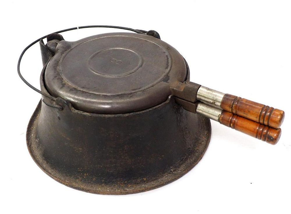 Lot 2575: Wagner No.8 cast iron waffle iron