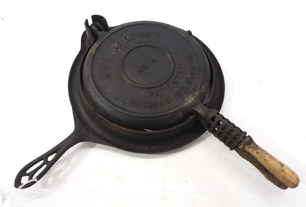 Lot 2576: Griswold New American No.9 waffle iron