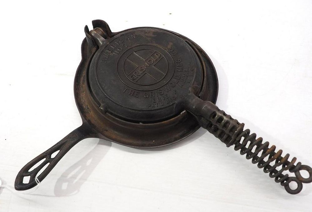 Lot 2577: Griswold No.7 cast iron waffle iron
