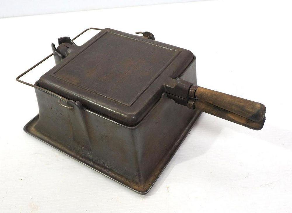 Lot 2621: Wagner cast iron square waffle iron