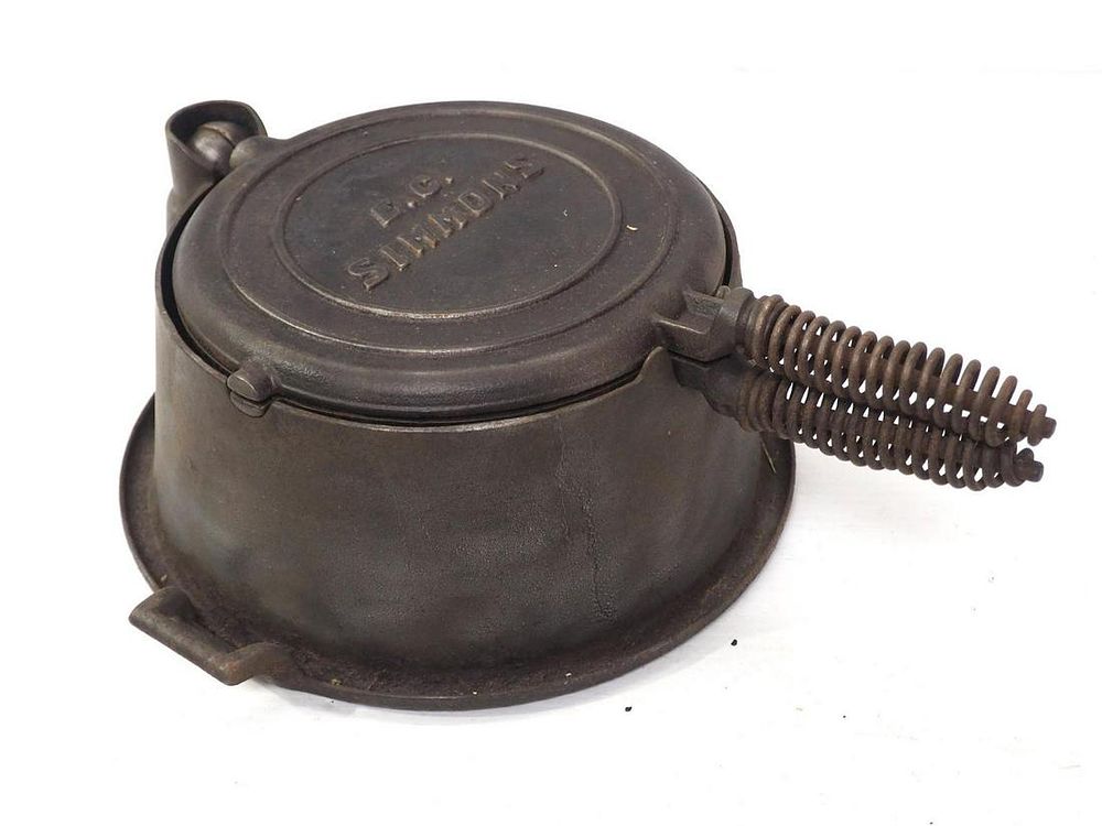 Lot 2629: E.C. Simmons cast iron waffle iron