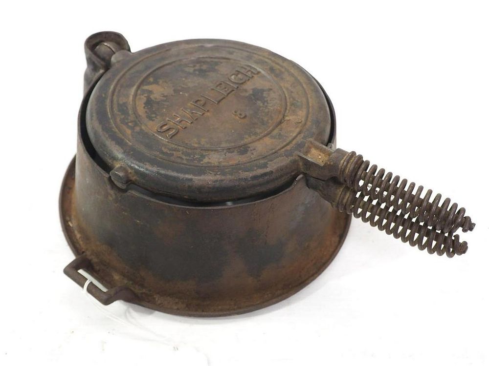 Lot 2651: Shapleigh No.8 cast iron waffle iron