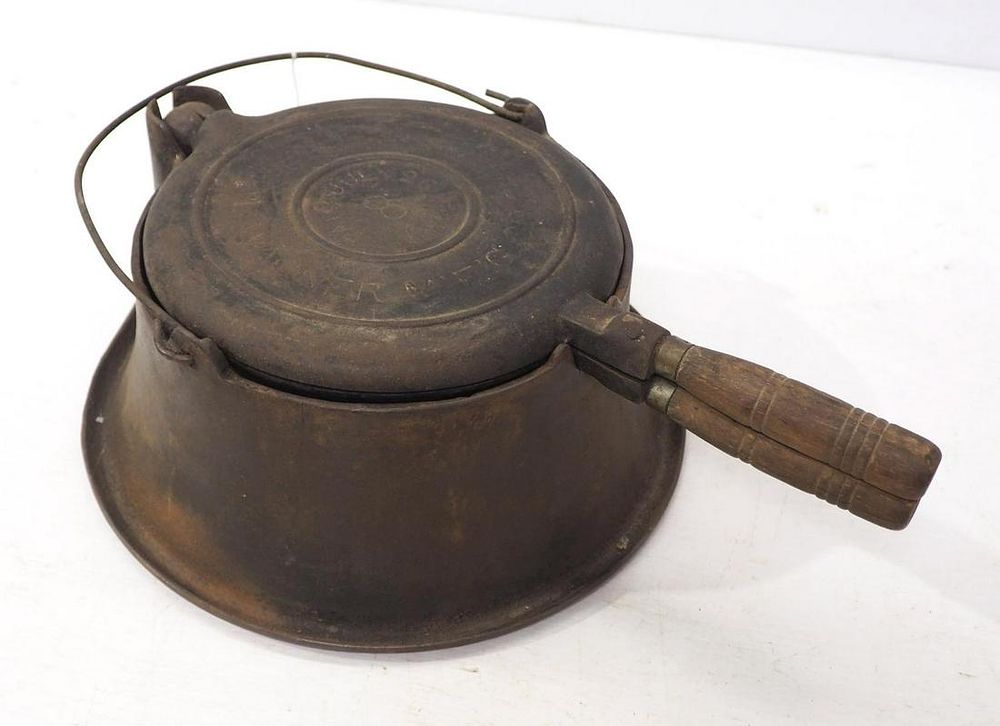 Lot 2656: Wagner No.8 cast iron waffle iron
