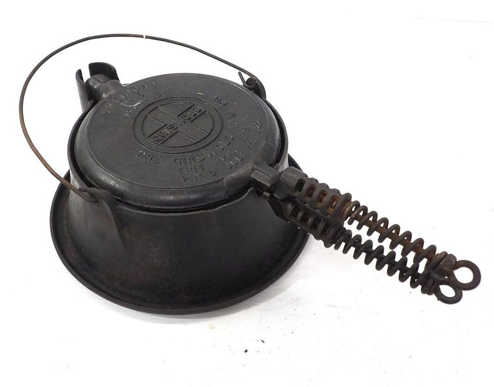Lot 2661: Griswold No.8 cast iron waffle iron