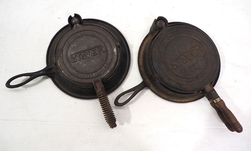 Lot 2725: (2) Stover waffle irons: No.7 / No.8