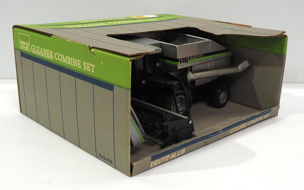 Lot 23: Scale Models Deutz Allis Gleaner Combine Set