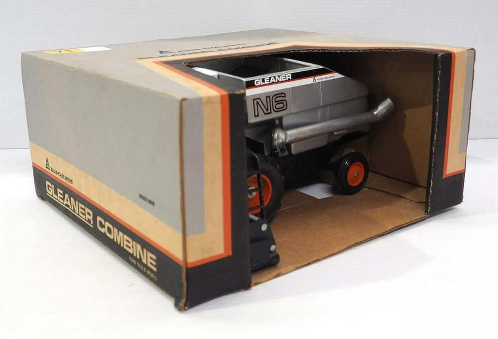 Lot 71: Allis Chalmers N6 Gleaner Combine