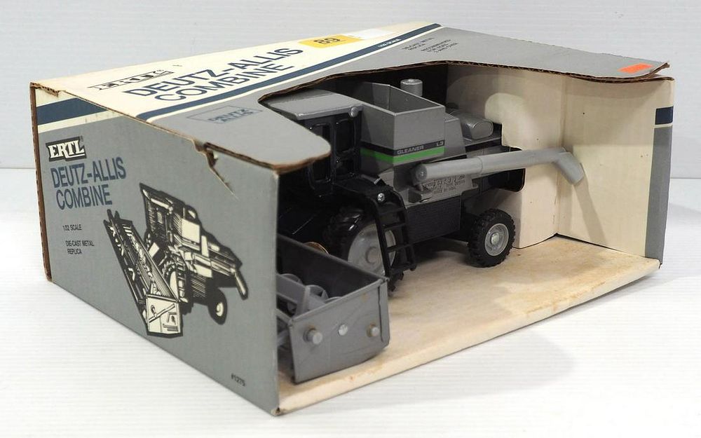 Lot 89: 1/32 scale Ertl Deutz Allis Combine