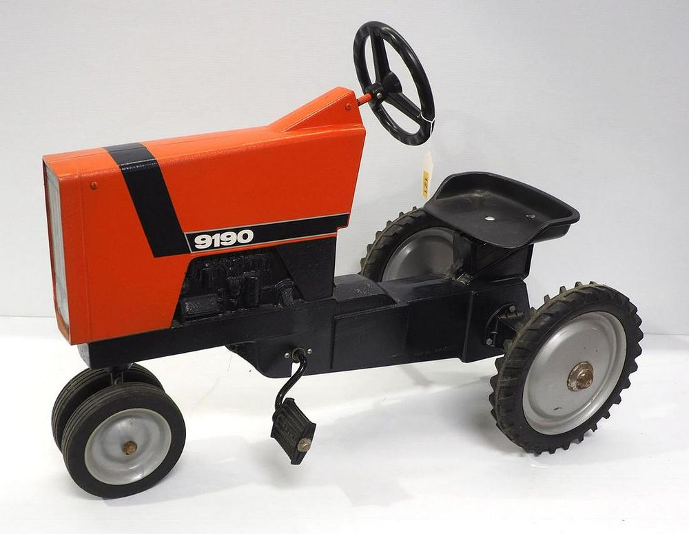 Lot 121: Ertl Deutz Allis 9190 Pedal Tractor