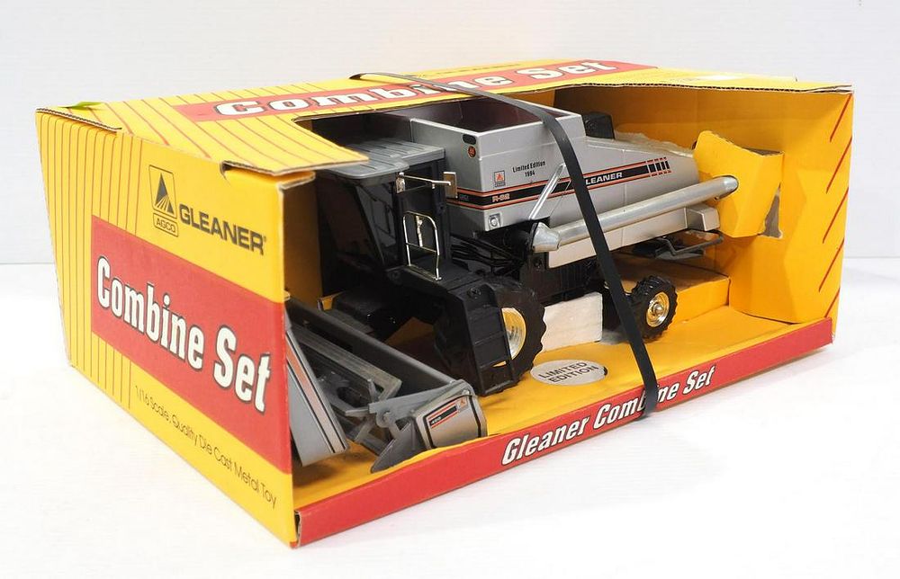 Lot 130: Scale Models Agco Gleaner R-62 Combine Set