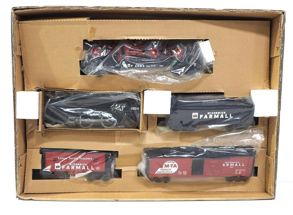Lot 230: Lionel 0-27 Gauge Case IH Train Set