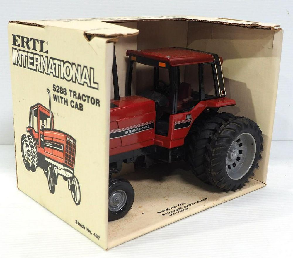 Lot 241: Ertl International 5288 with Cab