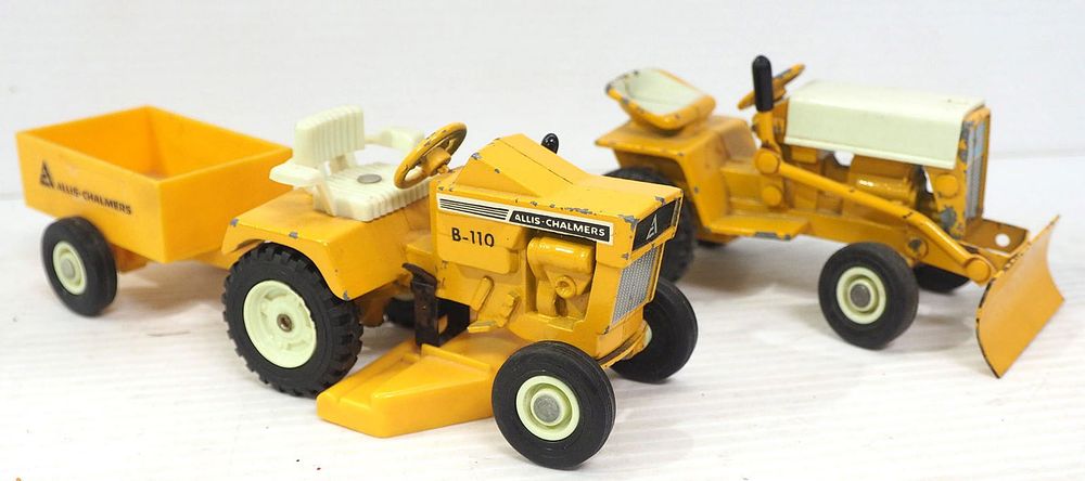 Lot 381: Ertl Allis Chalmers B-110 Garden Tractor