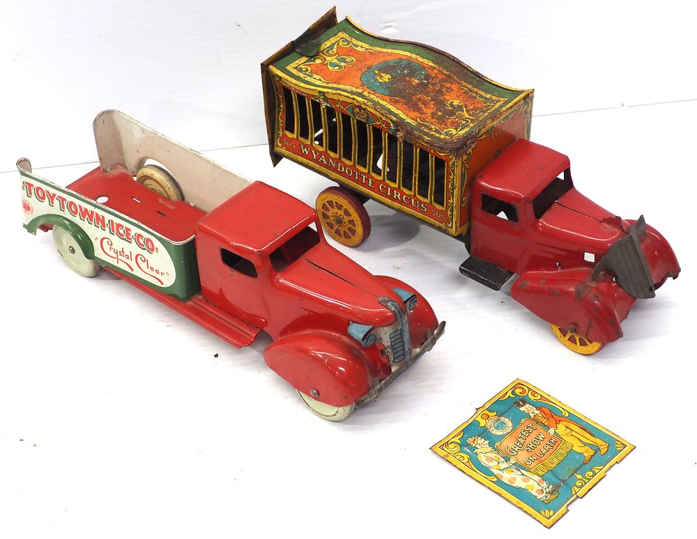 Lot 2018: (2) Wyandotte trucks