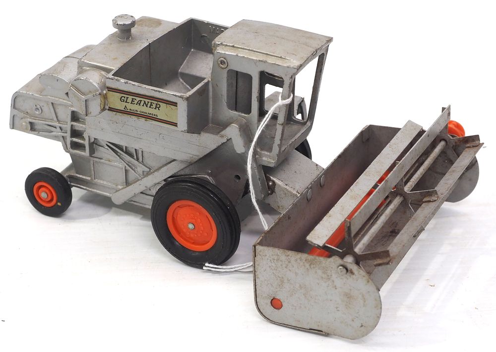 Lot 2084: Ertl die cast Allis Chalmers Gleaner Combine