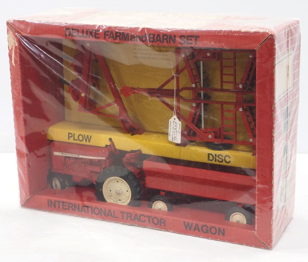 Lot 2102: Ertl Deluxe Farm and Barn Set
