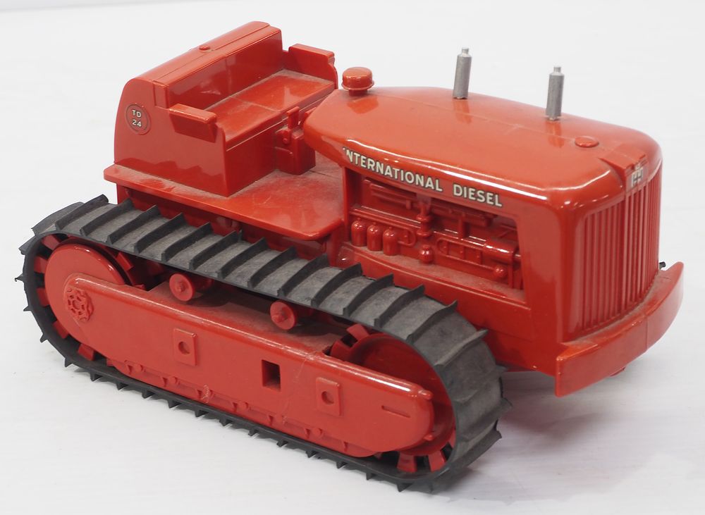 Lot 2155: 1950s International Diesel TD-24 crawler