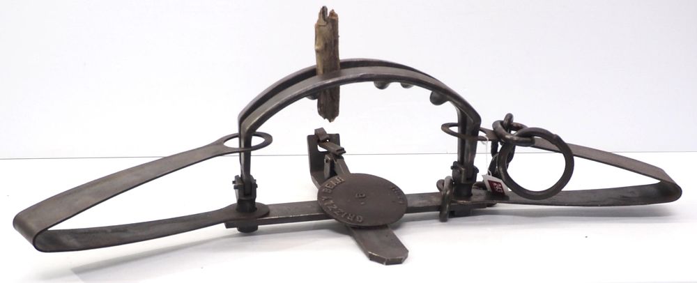 Lot 243: Grizzly bear No.6 trap with teeth and chain