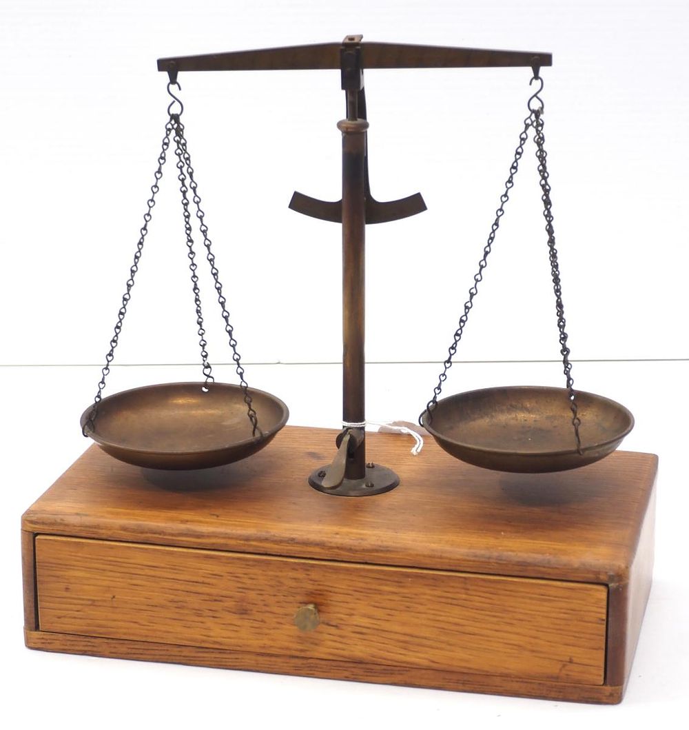 Lot 349: Jewelers scale with weights