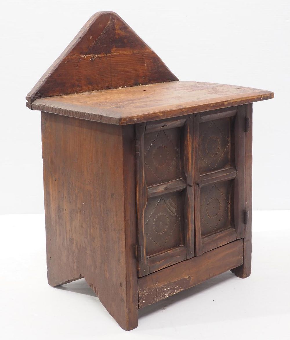 Lot 1175: Early hanging pie safe