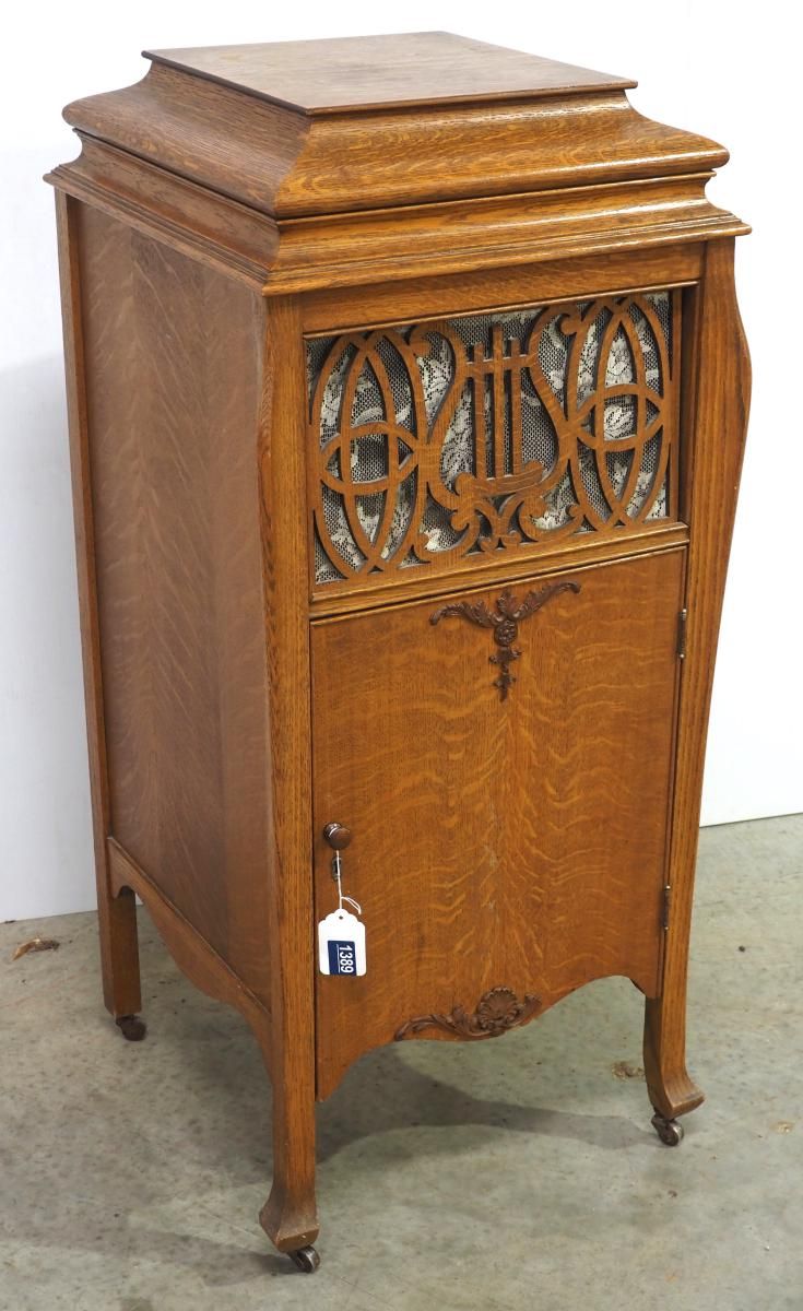 Lot 1389: Symphonola hand-crank record player in cabinet