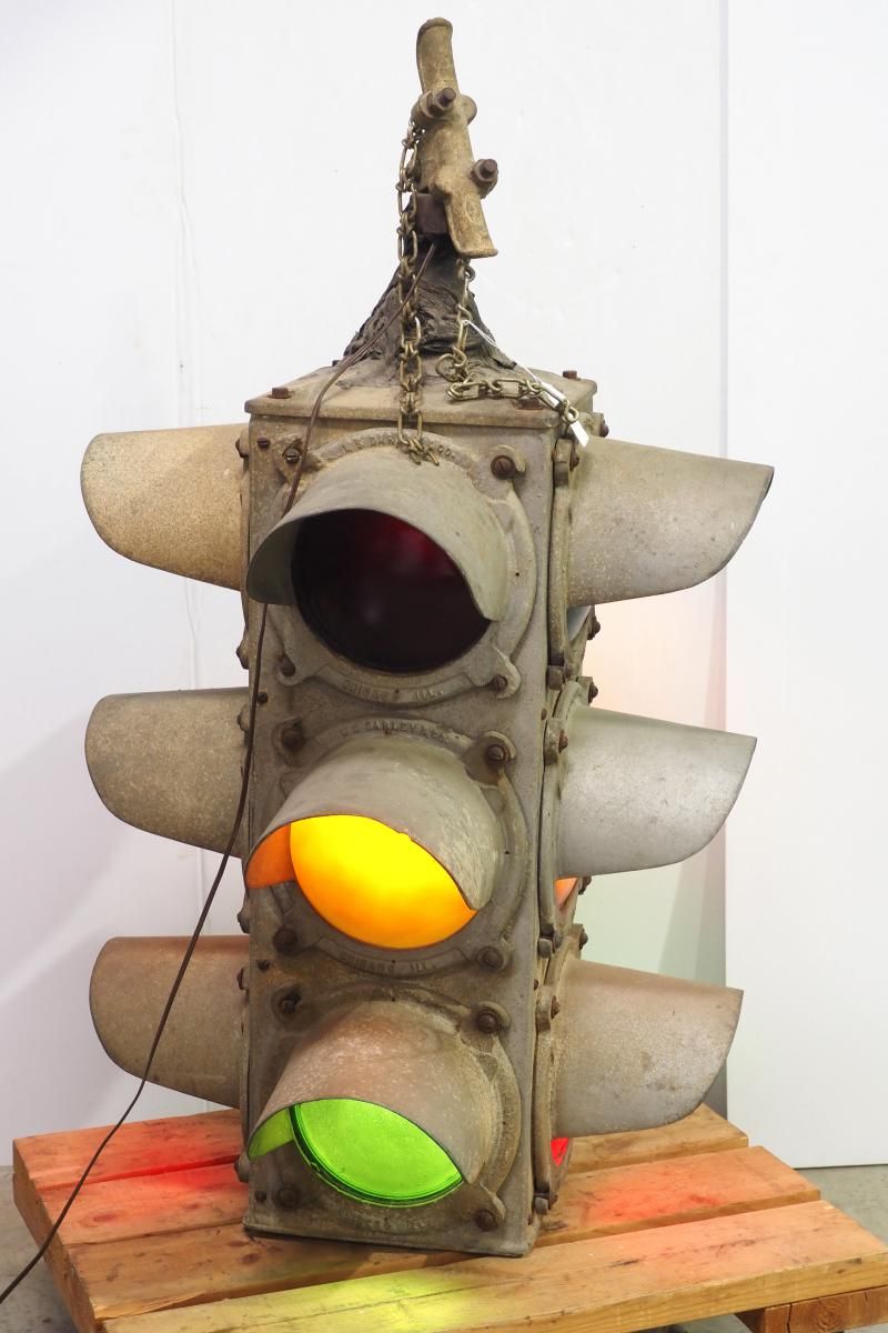 Lot 1426: Early 4-way traffic light