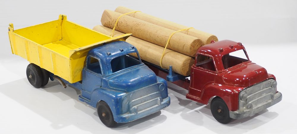 Lot 2082A: Structo small dump truck & small lumber truck - both very good
