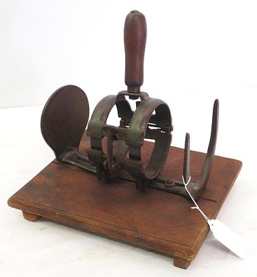 The Philadelphia Buncher for asparagus. Cast iron, table-mount The Philadelphia Buncher for 