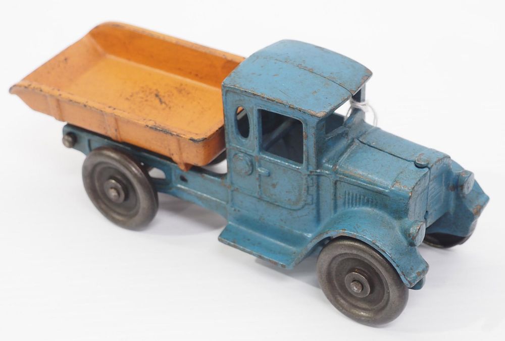 Lot 286: Kilgore cast iron dump truck toy