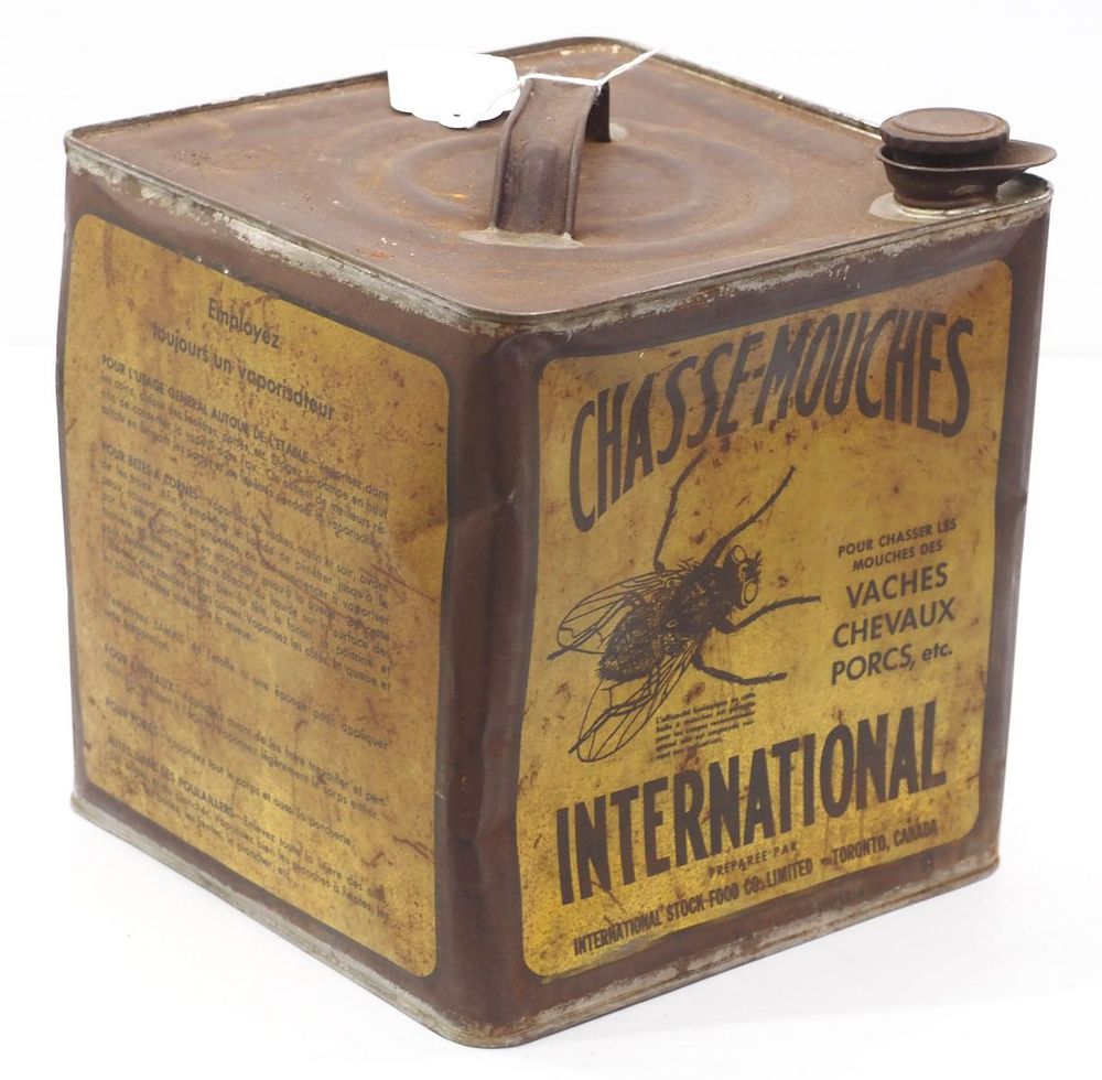 Lot 395: Chasse-Mouches International fly deterrent tin