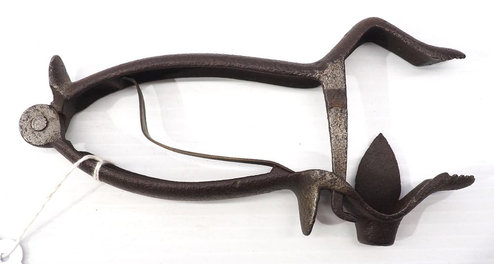 Lot 610: Cast iron handheld corn sheller, RARE!