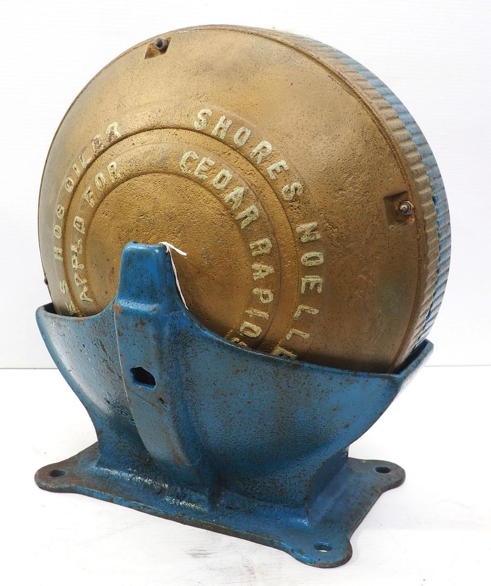 Lot 743: Shores cast iron hog oiler