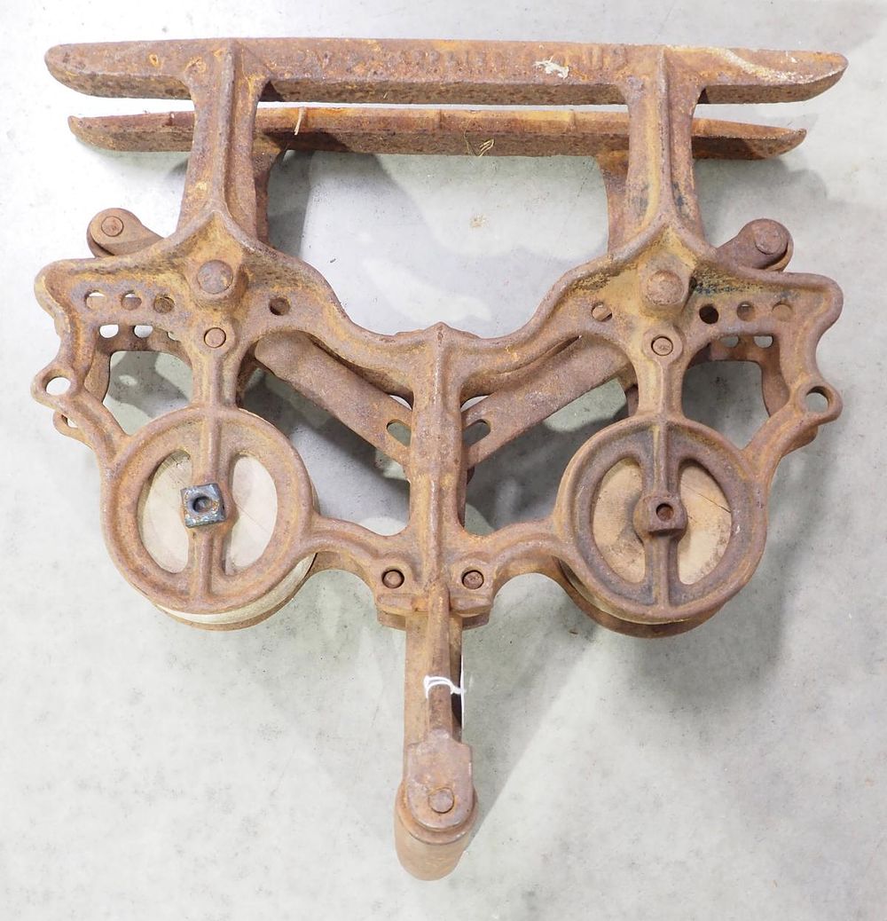 Lot 793: Unusual cast iron hay car