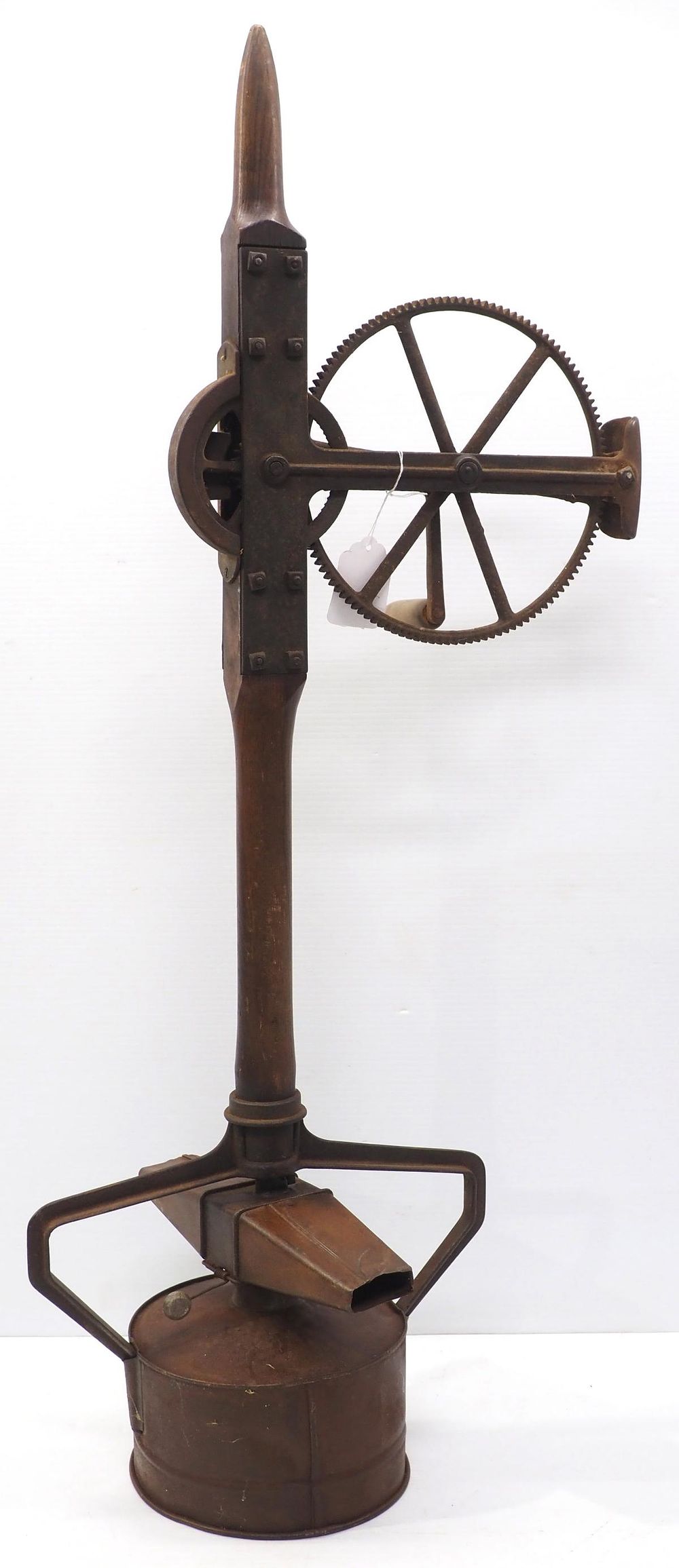 Lot 871: Unusual hand-crank seeder