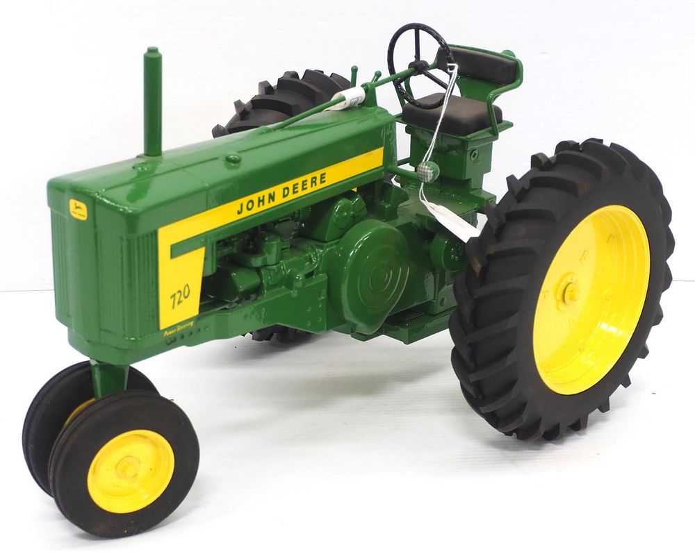 Lot 214: John Deere 720