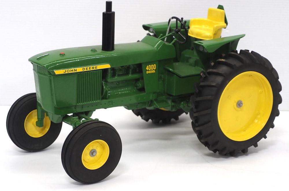 Lot 215: John Deere 4000