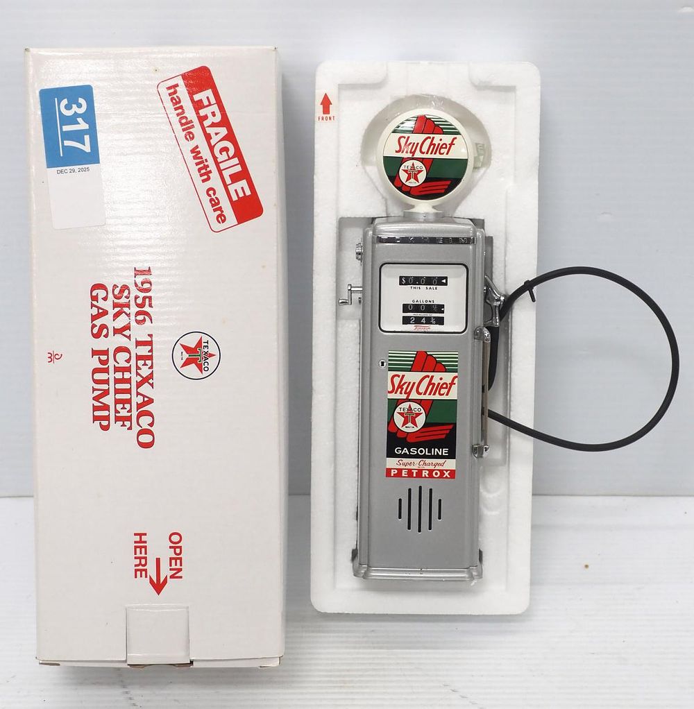 Lot 317: 9"H Danbury Mint Texaco gas pump